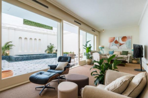 Luxurious Apartment with Andalusian Patio and Pool, Facing the Cathedral, Seville